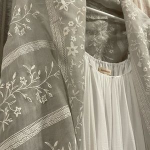 NWT gray & white floral shawl.